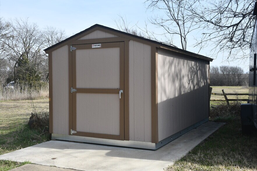 More Photos Of 901 Elm St, McKinney Flex For Sale