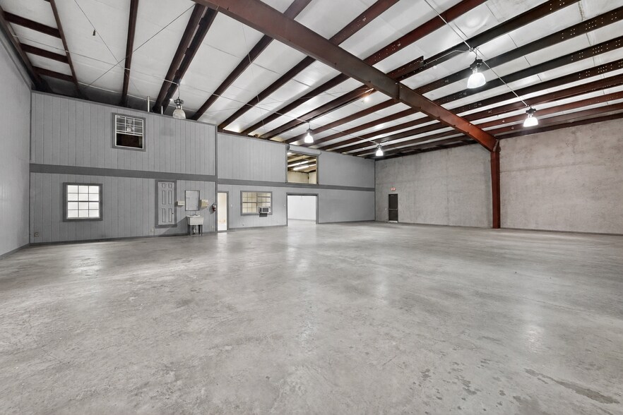 More Photos Of 2620 Carson St, Haltom City Light Distribution For Lease