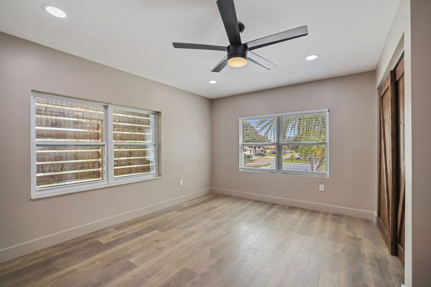 More Photos Of 10830 Navajo Dr, Saint Petersburg Showroom For Sale
