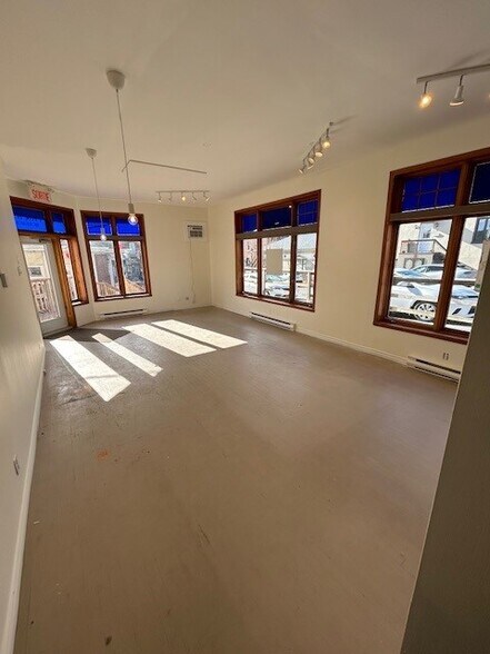 More Photos Of 118 Rue Principale E, Sainte-agathe-des-monts Office For Lease