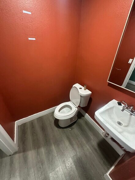 More Photos Of 2140-2148 E 20th St, Sarasota Warehouse For Lease