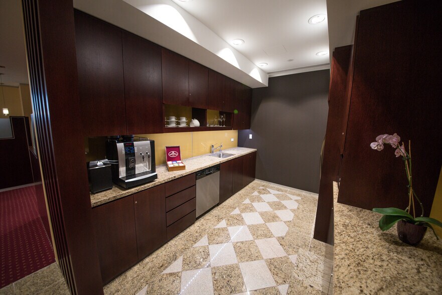 More Photos Of 200 S Biscayne Blvd, Miami Office For Lease