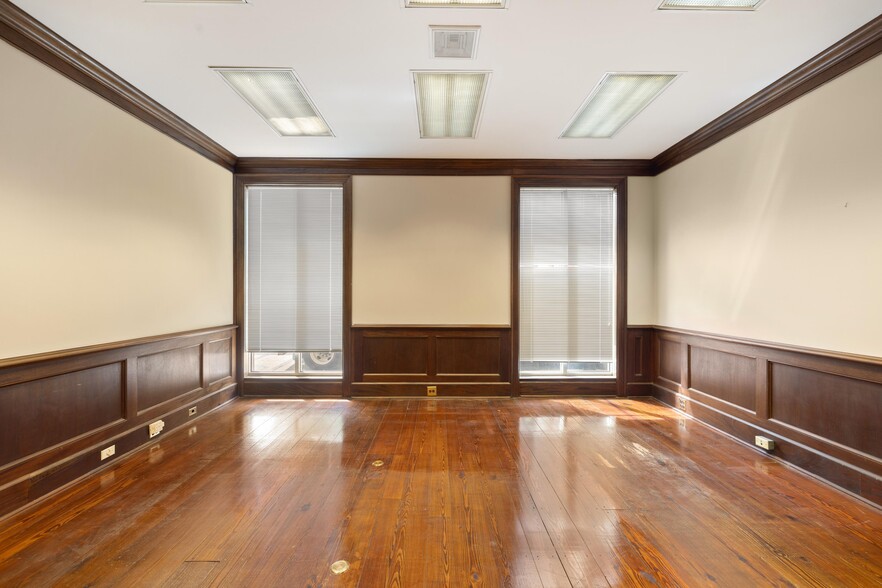 More Photos Of 16 Broad St, Charleston Bank For Lease