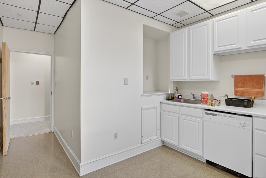 More Photos Of 104-110 S Hill Ave, South Hill Office Residential For Sale