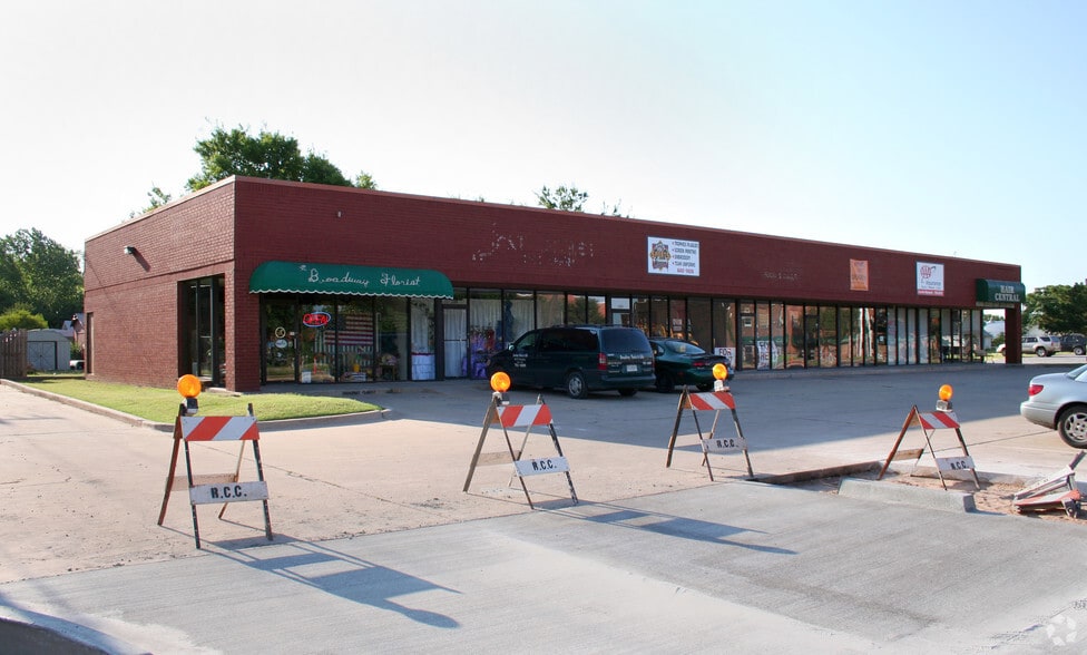 More Photos Of 300-328 N Broadway St, Moore Storefront For Lease