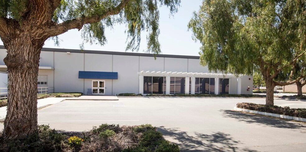 More Photos Of 300 S Lewis Rd, Camarillo Warehouse For Lease