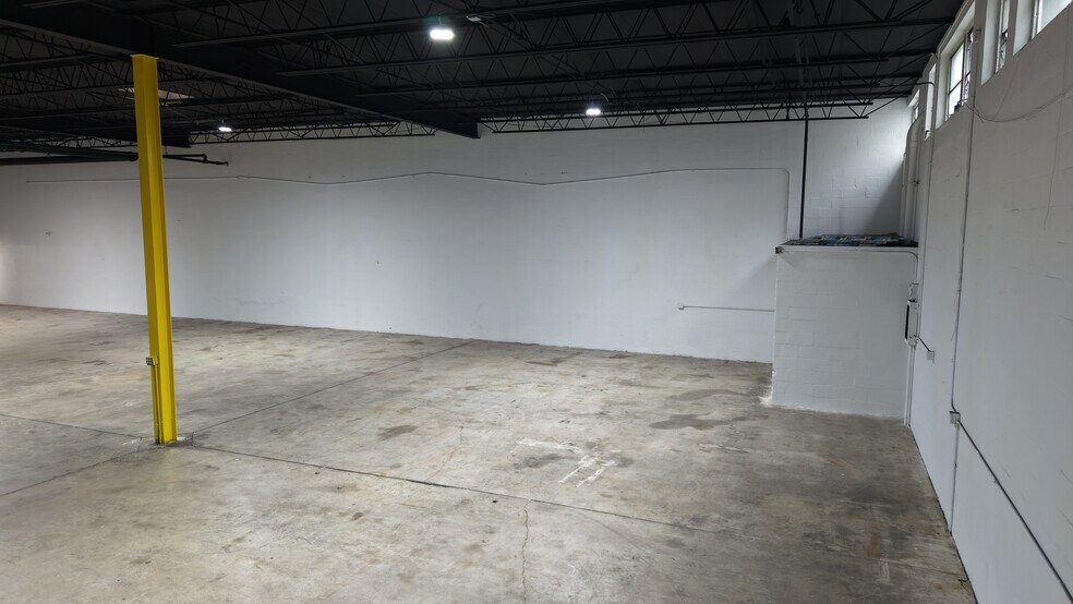 More Photos Of 16401-16413 NW 8th Ave, Miami Distribution For Lease