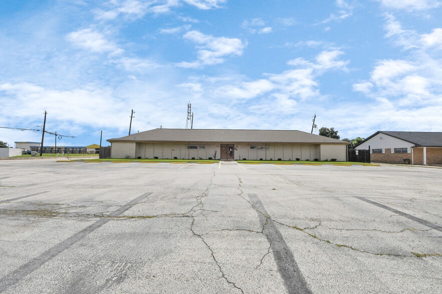 More Photos Of 2001 John St, Pasadena Office For Sale