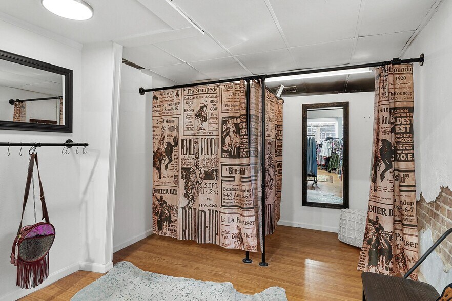 More Photos Of 200 W Main St, Leesburg Storefront Retail Residential For Lease