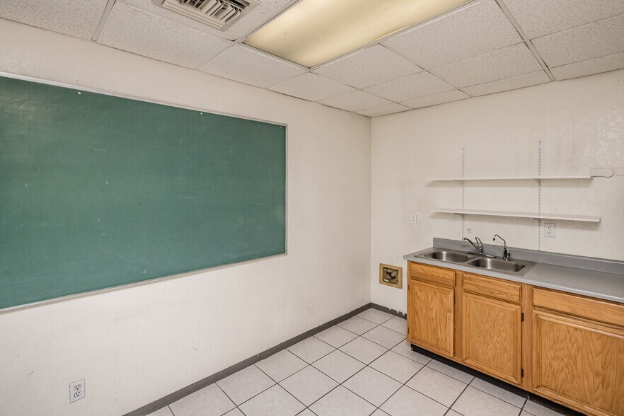 More Photos Of 951 Lake Havasu Ave N, Lake Havasu City Showroom For Lease