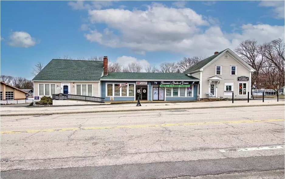 More Photos Of 606-608 Metacom Ave, Warren Freestanding For Sale