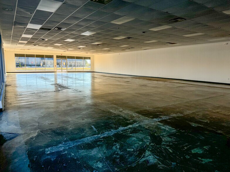 More Photos Of 529 46th St, Rogers Freestanding For Lease