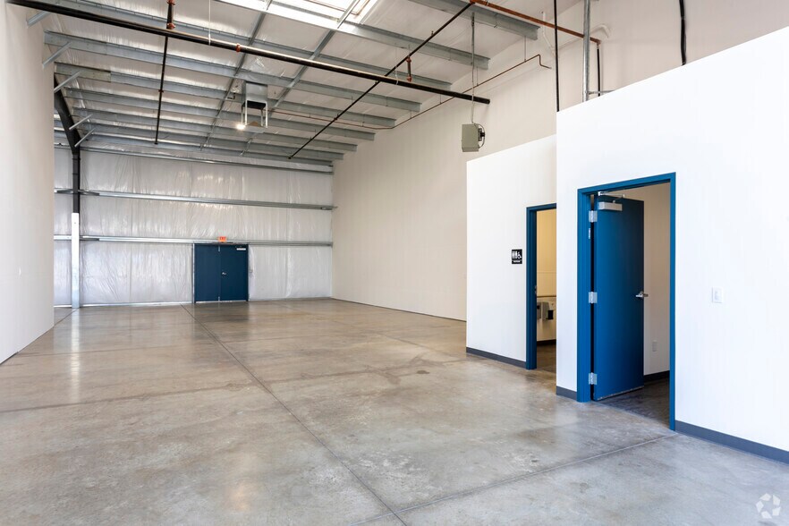 More Photos Of 325-355 S Schnoor Ave, Madera Warehouse For Lease