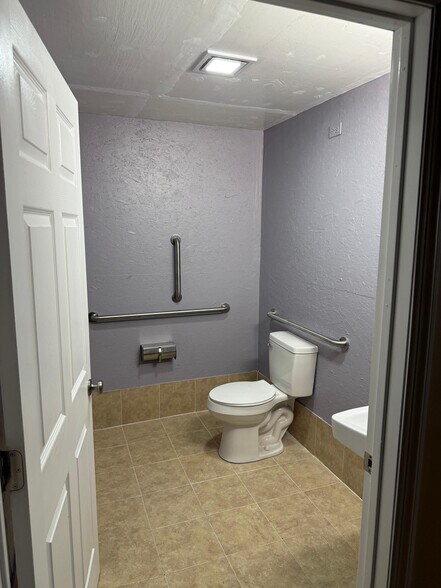 More Photos Of 21 E Marie St, Hicksville Storefront Retail Residential For Lease