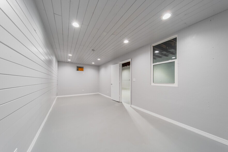 More Photos Of 3559 Veronica S Shoemaker Blvd, Fort Myers Warehouse For Lease