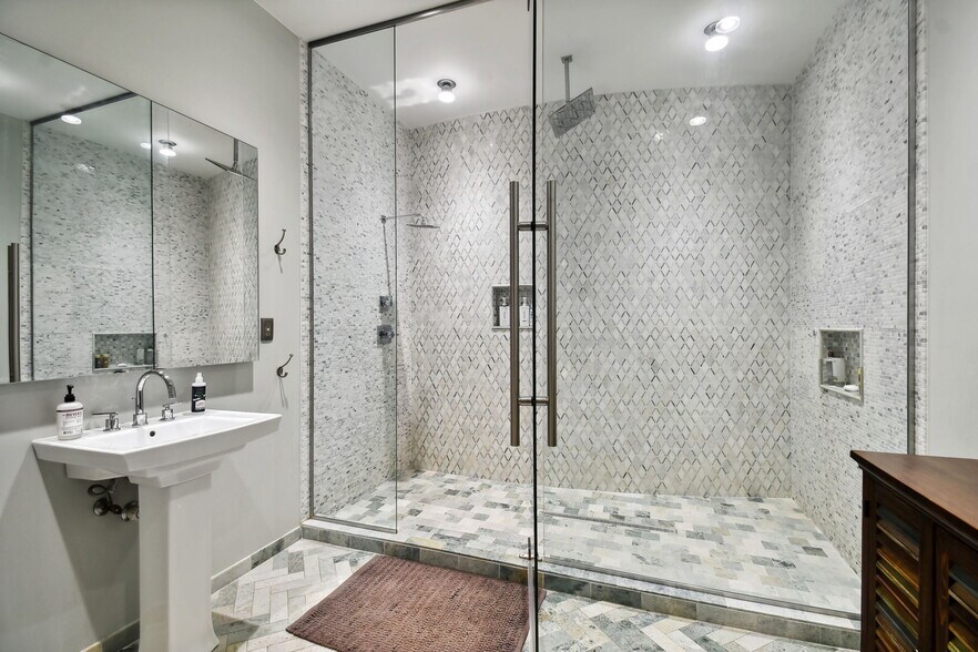 More Photos Of 3330 W Cypress St, Tampa Office For Sale