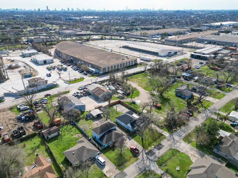 More Photos Of 215 Bennington St, Houston Warehouse For Sale