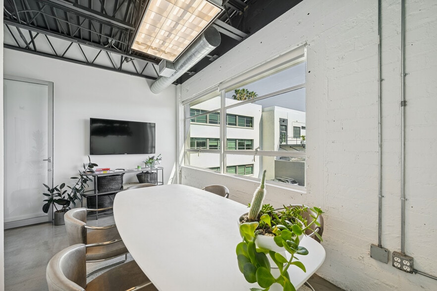More Photos Of 8820 Wilshire Blvd, Beverly Hills Loft Creative Space For Lease