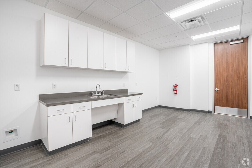 More Photos Of 1203 Thompson Park Dr, Baytown Distribution For Lease