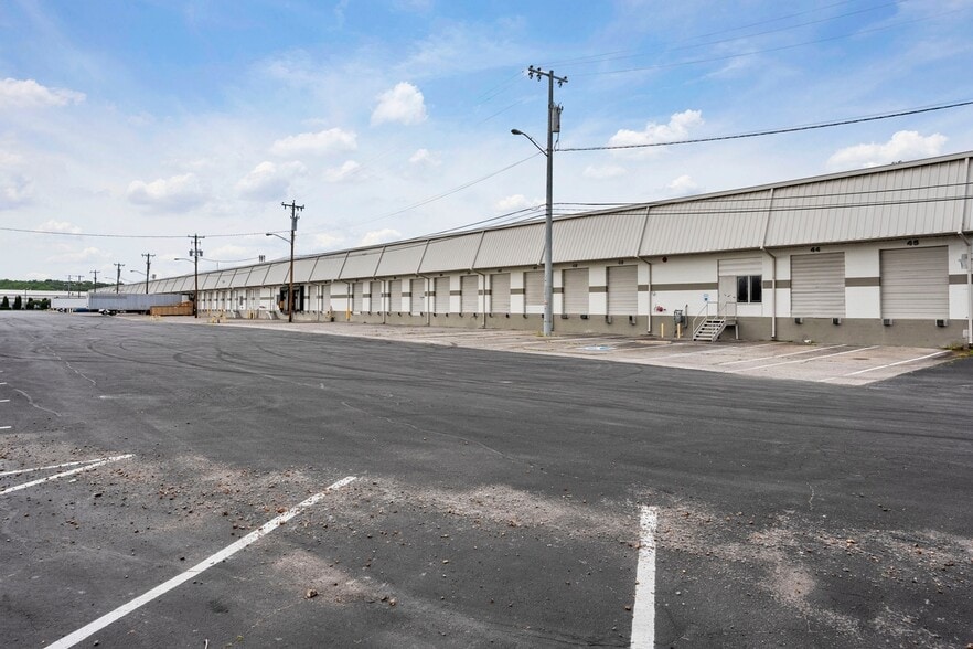 More Photos Of 1010 Space Park South Dr, Nashville Distribution For Lease