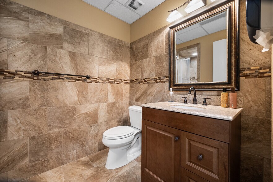 More Photos Of 2529 74th St, Lubbock Office For Lease