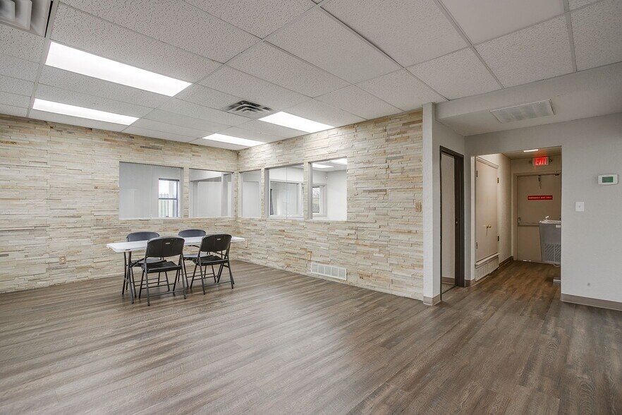 More Photos Of 2030 S Las Vegas Trl, White Settlement Office For Sale