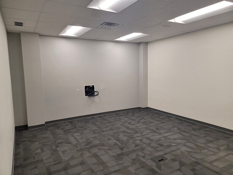 More Photos Of 261 N 4th St, Springfield Flex For Lease