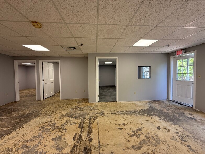 More Photos Of 694 Main St, Holden Office For Lease