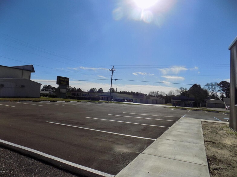 More Photos Of 1575 W Central Ave, Wiggins Office For Sale