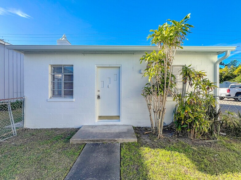 More Photos Of 1976 W Fairbanks Ave, Winter Park General Retail For Sale