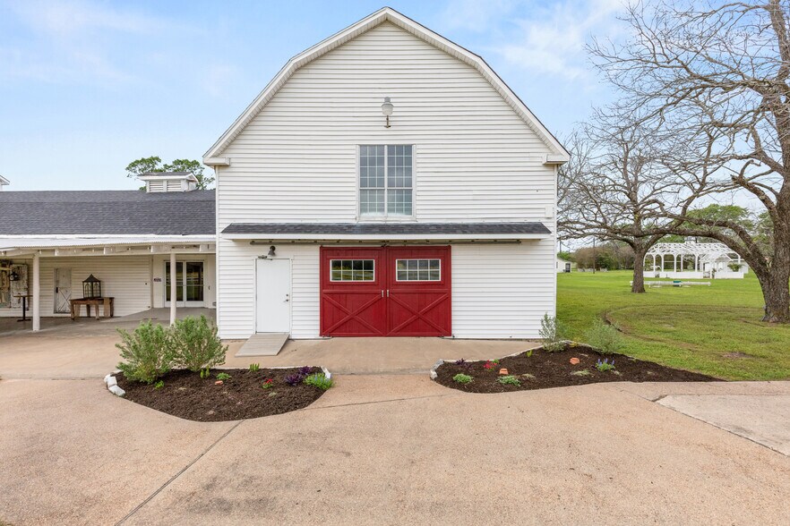 More Photos Of 53447 Highway 290, Hempstead Specialty For Sale