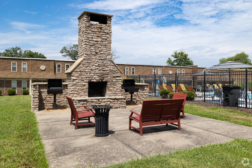 More Photos Of 800 E Grand Ave, Carbondale Apartments For Sale