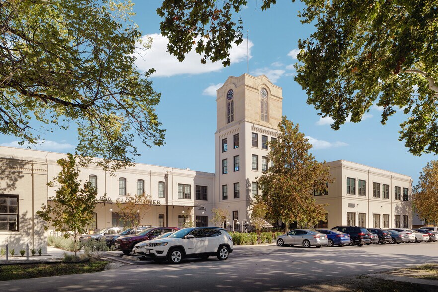 More Photos Of 611 W 22nd St, Houston Loft Creative Space For Lease