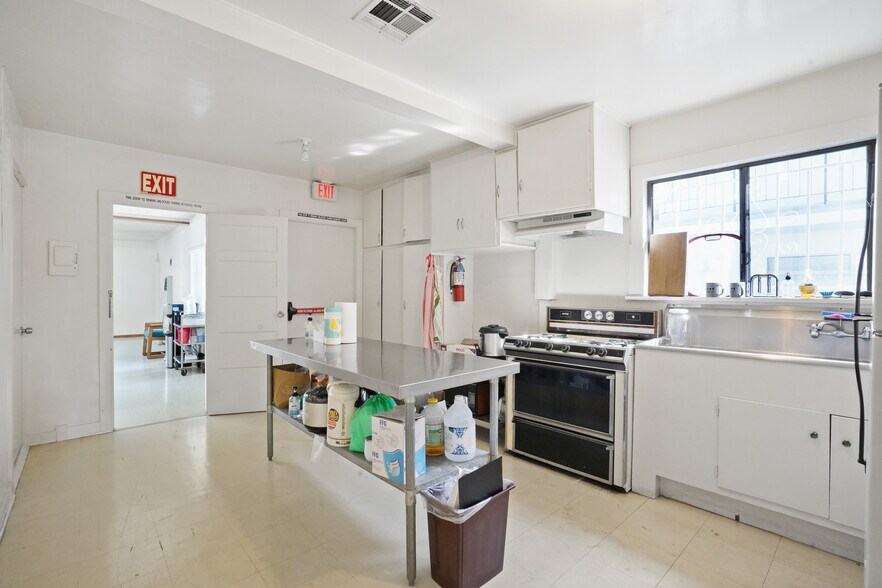 More Photos Of 317 W Palmer Ave, Glendale Religious Facility For Sale