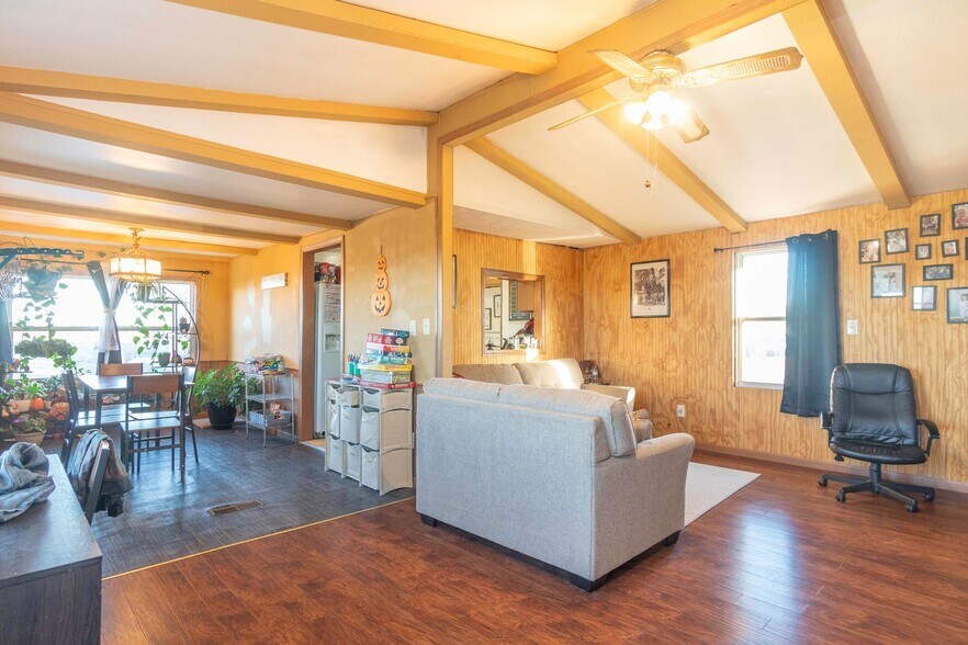 More Photos Of 14617 Kettlersville Rd, Wapakoneta Light Distribution For Sale