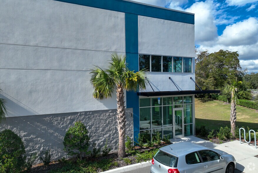 More Photos Of 6810 Edgewater Dr, Lockhart Warehouse For Lease