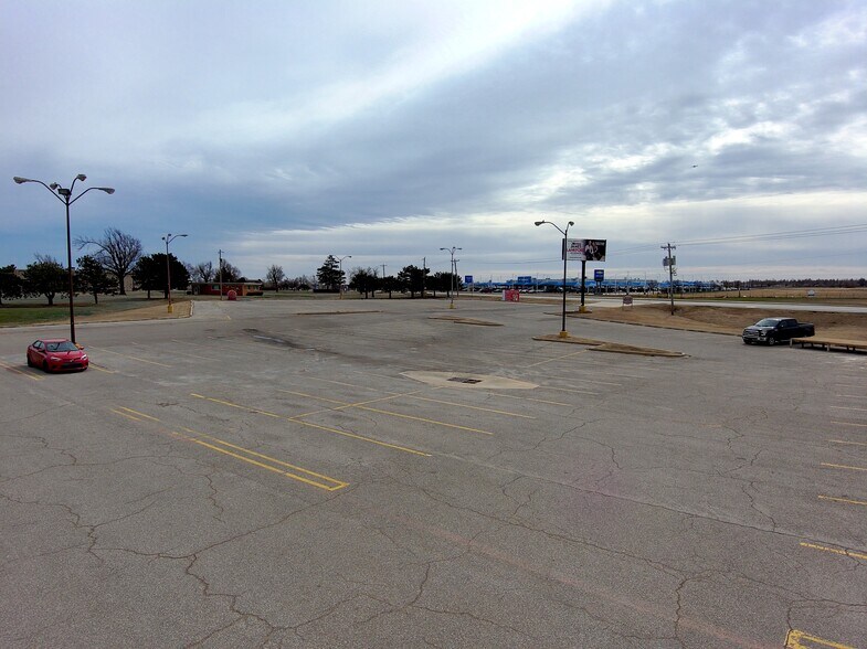 More Photos Of 8921 NW Expressway St, Oklahoma City Warehouse For Lease