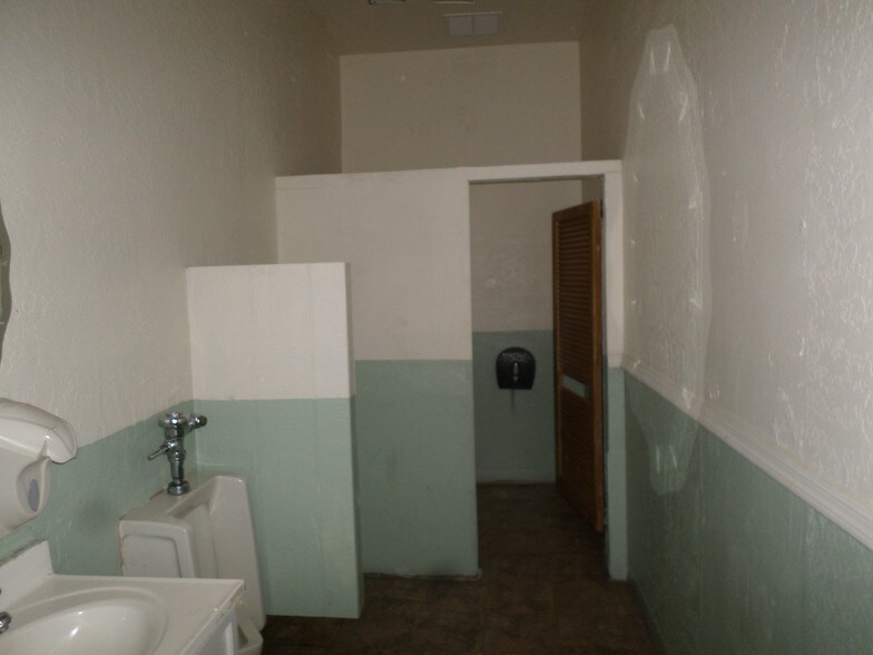 More Photos Of 5832 W San Miguel Ave, Glendale General Retail For Lease