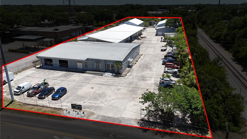 More Photos Of 2705 E Hanna Ave, Tampa Warehouse For Lease
