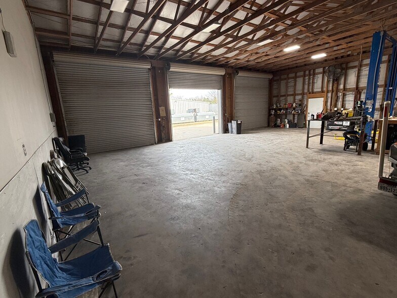 More Photos Of 11192 Meador Rd, Willis Warehouse For Lease