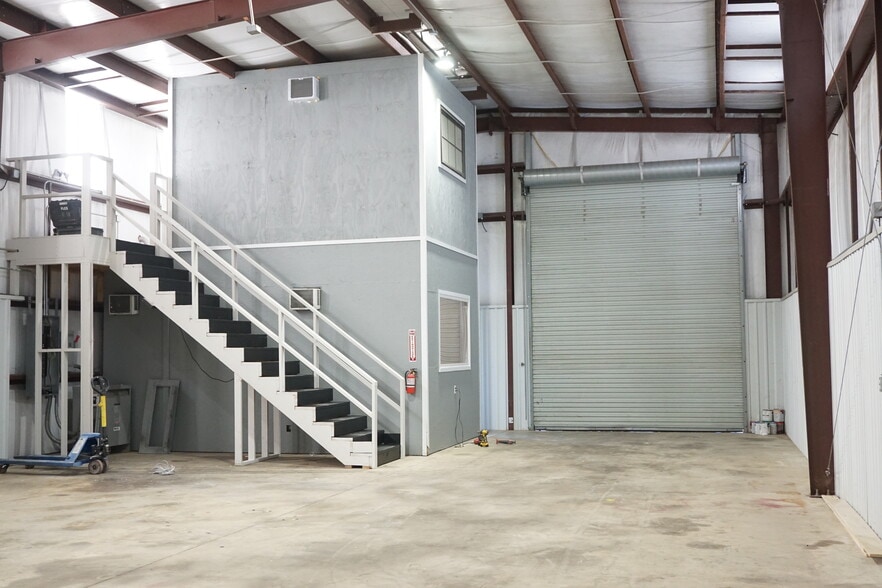 More Photos Of 5711 Clementshire St, Houston Warehouse For Lease