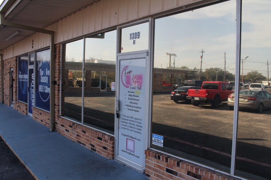 More Photos Of 1301-1309 Sandy Ln, Baytown General Retail For Sale