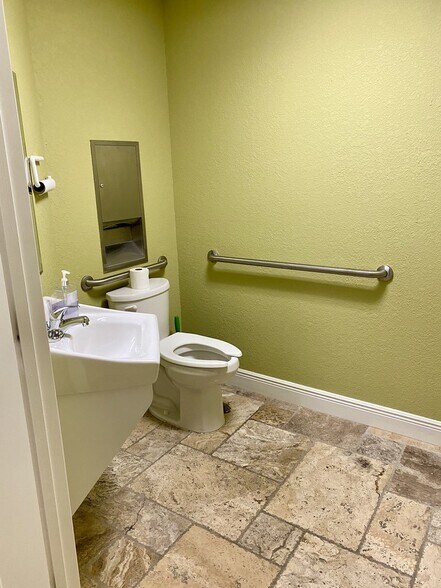 More Photos Of 473 S Indiana Ave, Englewood Coworking Space