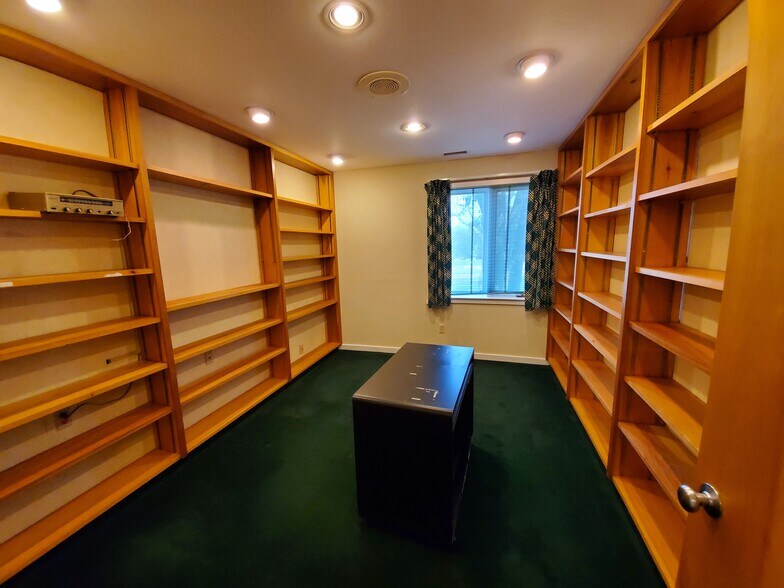 More Photos Of 920 Lawn Ave, Sellersville Medical For Sale