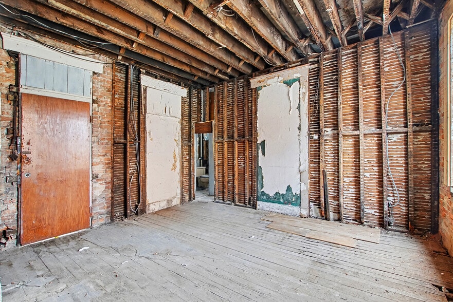 More Photos Of 2024 Mohawk Pl, Cincinnati Storefront Retail Residential For Sale