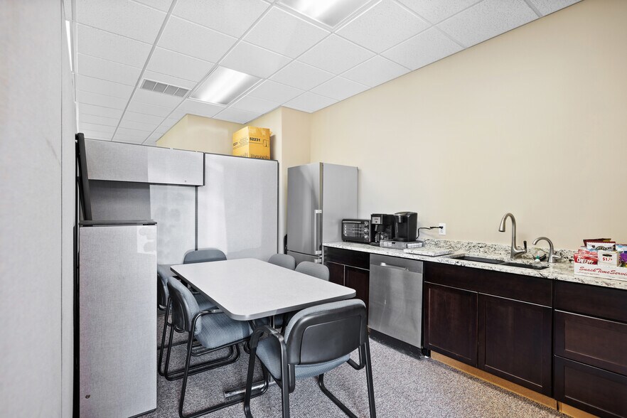 More Photos Of 3598 Green Pointe Ctr, Hamilton Office For Sale