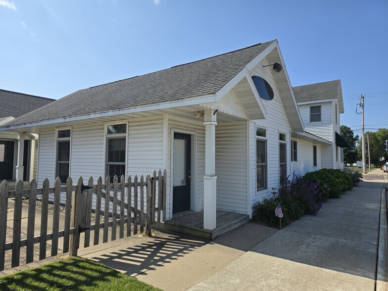 Primary Photo Of 115 W 6th St, Marshfield Restaurant For Sale