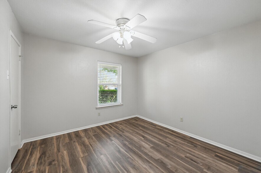 More Photos Of 300 Paul Wilson Rd, Wylie Showroom For Lease