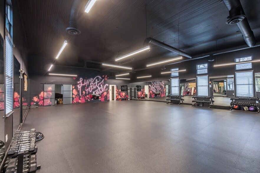 More Photos Of 5576 Peachtree Rd, Atlanta General Retail For Lease