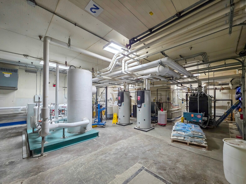 More Photos Of 1015 New York Ave, Toledo Distribution For Sale